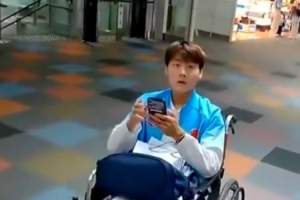 暖!球迷在名古屋机场偶遇毛伟杰,并为他买药